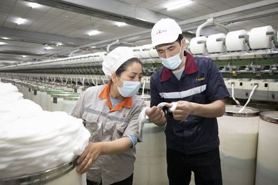 從農民變成企業管理者,看艾山江·阿布都拉一家--小康路上幸福長